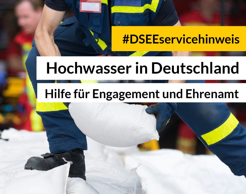 kachel-hochwasser-hilfe Feuerwehrmann reicht Sandsack weiter. Aufschrift: #DSEEservicehinweis Hochwasserkatastrophe. Unterstützung vor Ort