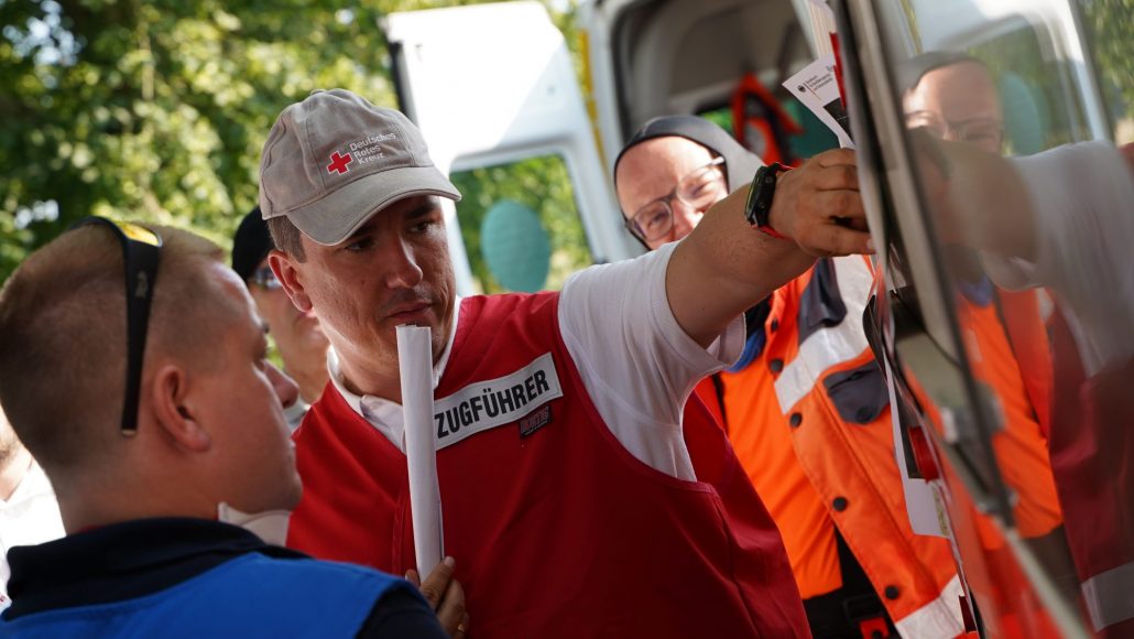 Dennis Busch Rotes Kreuz Dennis Busch bei einer Teambesprechung