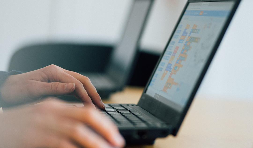 DSEE_1080x1080_Bildungsturbo_Neuland21_4 Foto von zwei Händen am mobilen Rechner