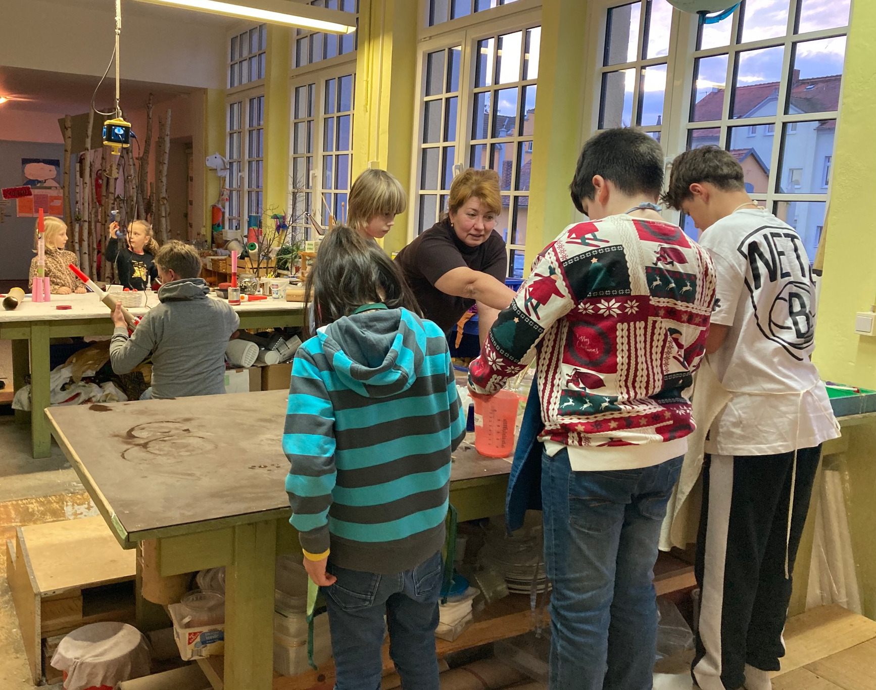 Kinder basteln bei einem Angebot des ELa-Netzwerks "Oderwitzer Miteinander 2.0"