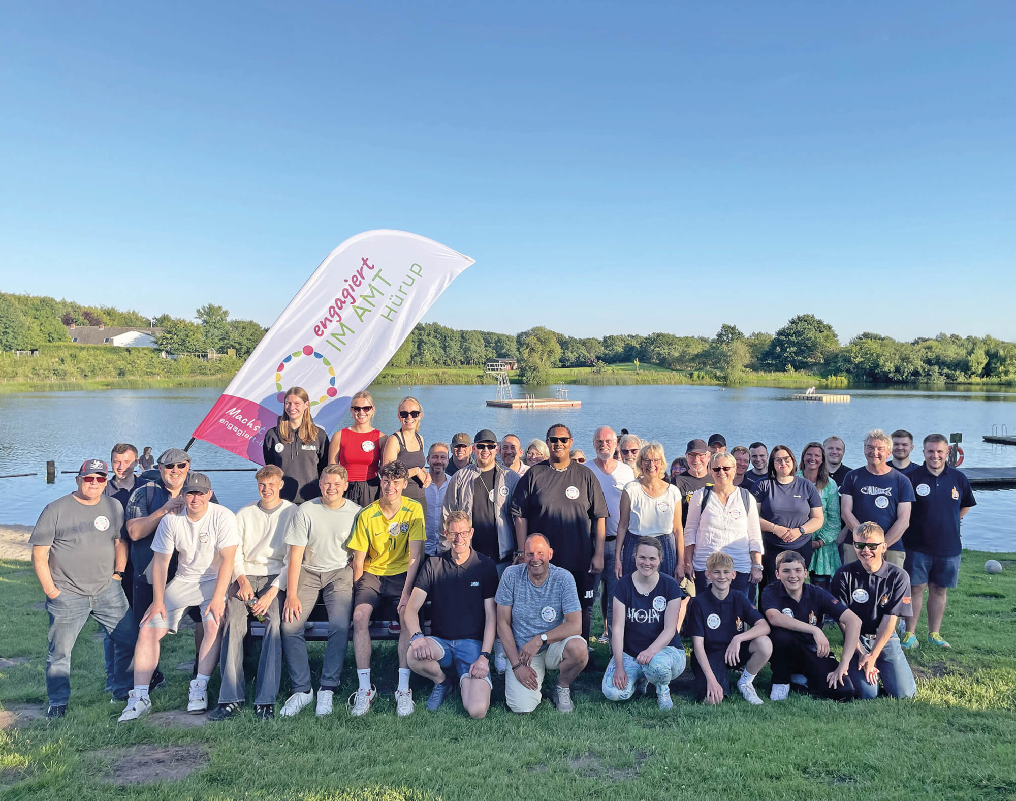 Gruppenfoto des ELa-Netzwerks "engagiert im Amt Hürup" vor einem See