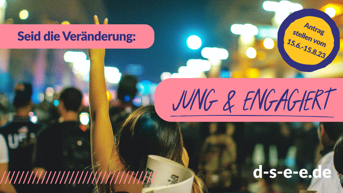 Foto eine Frau auf einer Demonstration mit dem Text: Seid die Veränderung: Jung & Engagiert. Antrag stellen vom 15.6.–15.823. d-s-e-e.de
