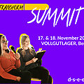 Grafik mit zwei Frauen, die auf einer Veranstaltung sitzen. Eine Frau spricht in ein Mikrofon, die andere tippt auf ihrem Tablet. Text: #transform d Summit. 17. & 18. November 2023, Vollgutlager, Berlin. d-s-e-e.de