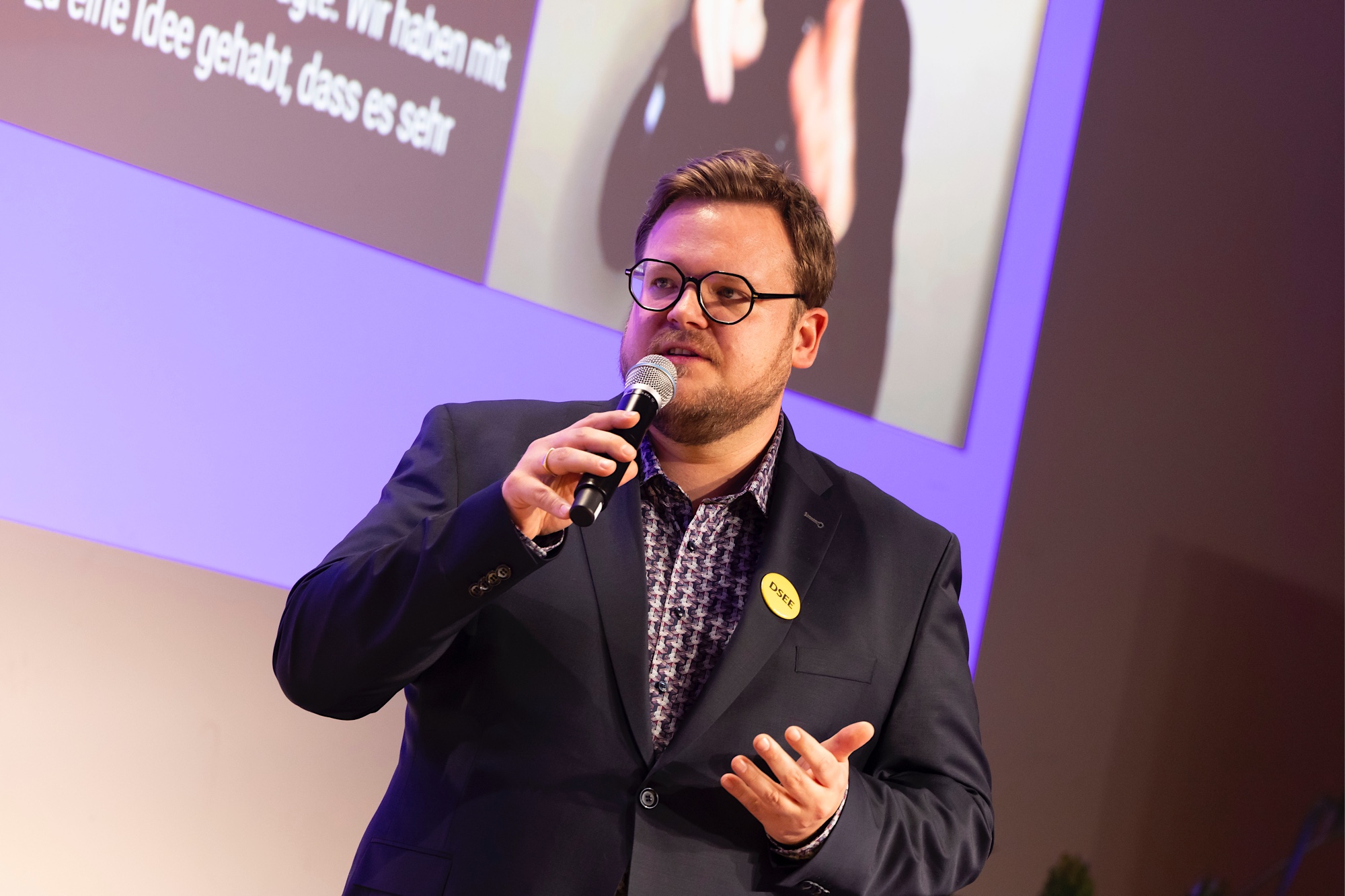 Henning Baden mit Mikrofon beim Summit