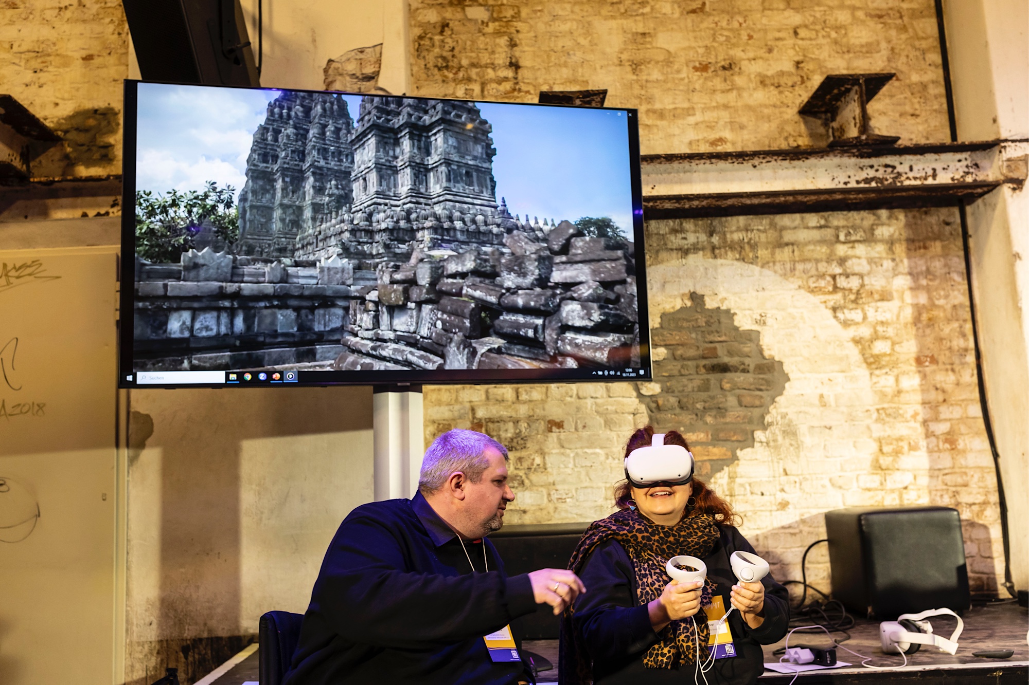 Eine Besucherin testet eine Virtual-Reality-Brille