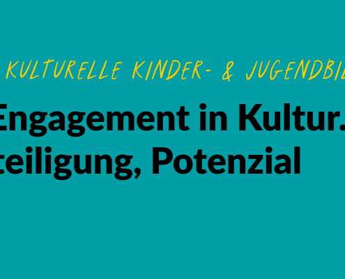 Grafik mit grünem Hintergrund und einer gezeichneten Glühbirne. Text: #EngageiertGeforscht Bundesvereinigung kulturelle Kinder- & Jugendbildung. Freiwilliges Engagement in Kultur. Teilhabe, Beteiligung, Potenzial. Studienbericht