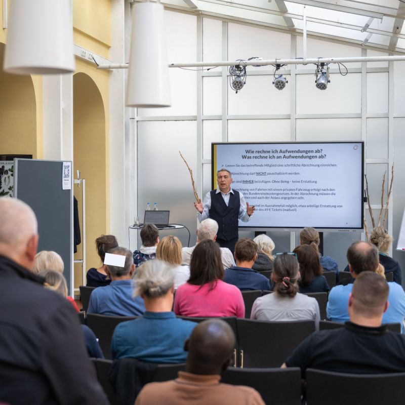 Blick aus dem Publikum auf Referent Veikko Bartel bei der Veranstaltung "Recht verständlich" am 07.06.2024 in Erfurt