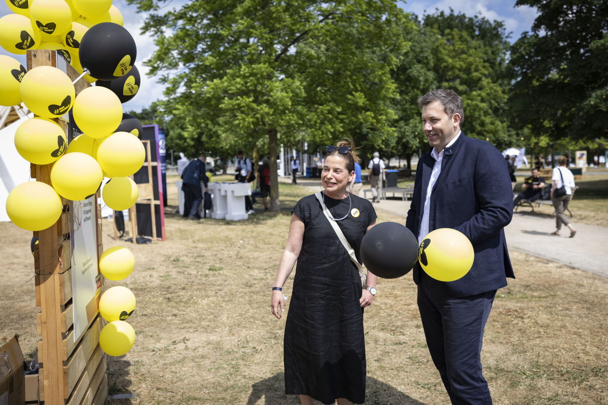 Katarina Peranić und Lars Klingbeil vor dem Stand der DSEE