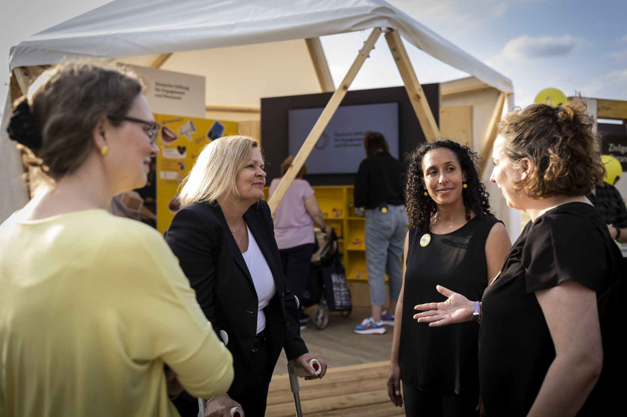 Nancy Faeser im Gespräch mit Mitarbeiterinnen der DSEE