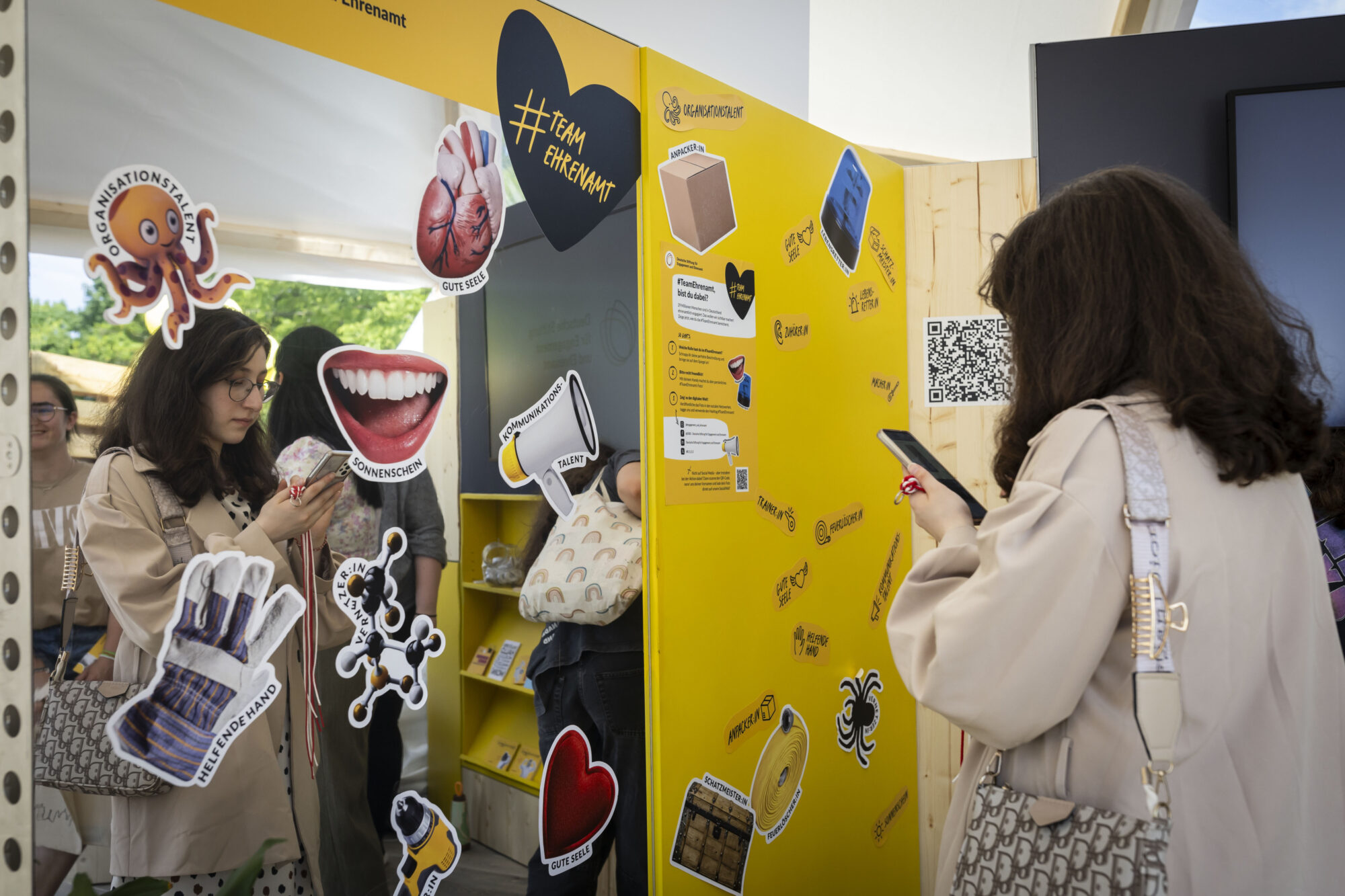 Eine Besucherin vor dem Engagement-Spiegel