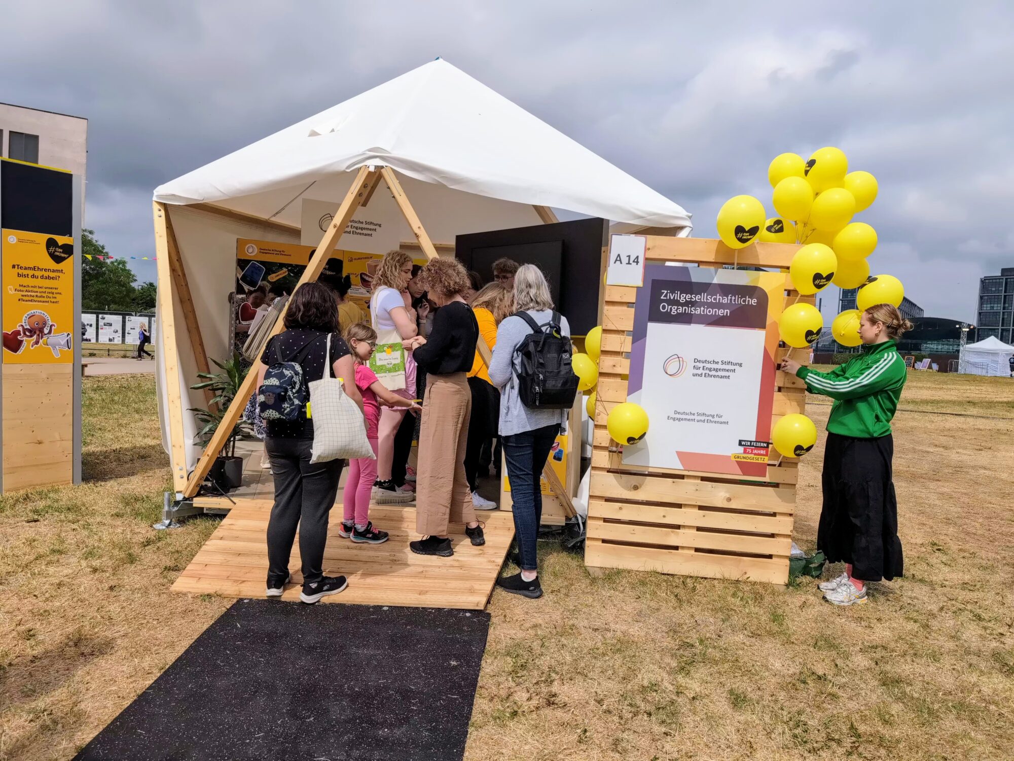 Besucherinnen und Besucher informieren sich am Stand der DSEE beim Demokratiefest am 25.05.2024 in Berlin