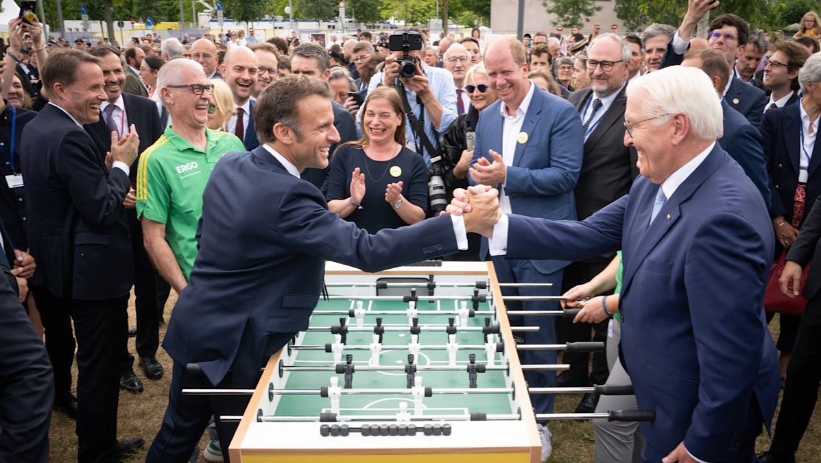 Emmanuel Macrron, Staatspräsident der Französischen Republik, Bundespräsident Frank-Walter Steinmeier, Katarina Peranić und Jan Holze am Kickertisch beim Demokratiefest am 26.05.2024 in Berlin.