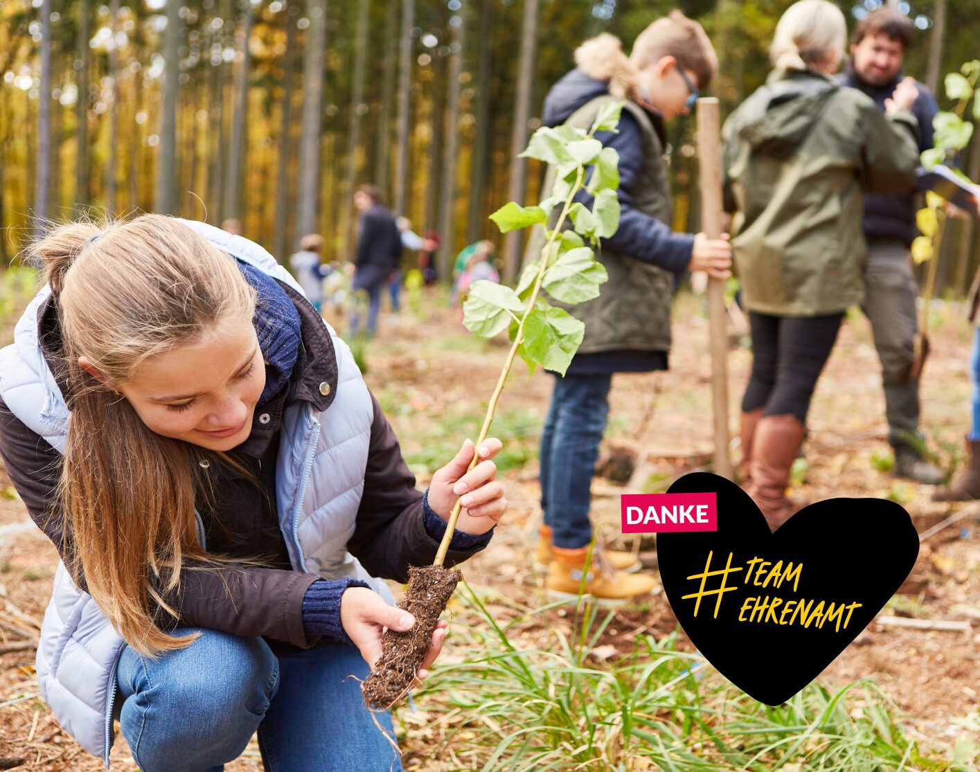 Foto von Menschen, die Bäume pflanzen. Dazu eine Grafik mit einem schwarzen Herz mit dem Text „Team Ehrenamt“ und einem „Danke“ in einem Kasten.
