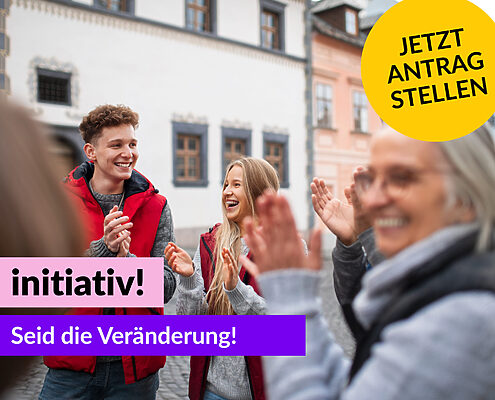 Foto von unterschiedlichen Menschen, die im Kreis stehen und in die Hände klatschen. Gelber runder Störer mit dem Text: Jetzt Antrag stellen. Text: initiativ! Seid die Veränderung! d-s-e-e.de