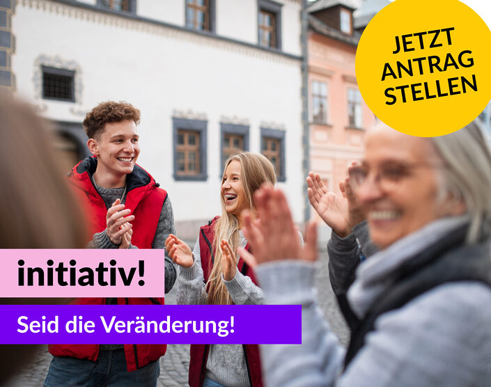 Foto von unterschiedlichen Menschen, die im Kreis stehen und in die Hände klatschen. Gelber runder Störer mit dem Text: Jetzt Antrag stellen. Text: initiativ! Seid die Veränderung! d-s-e-e.de