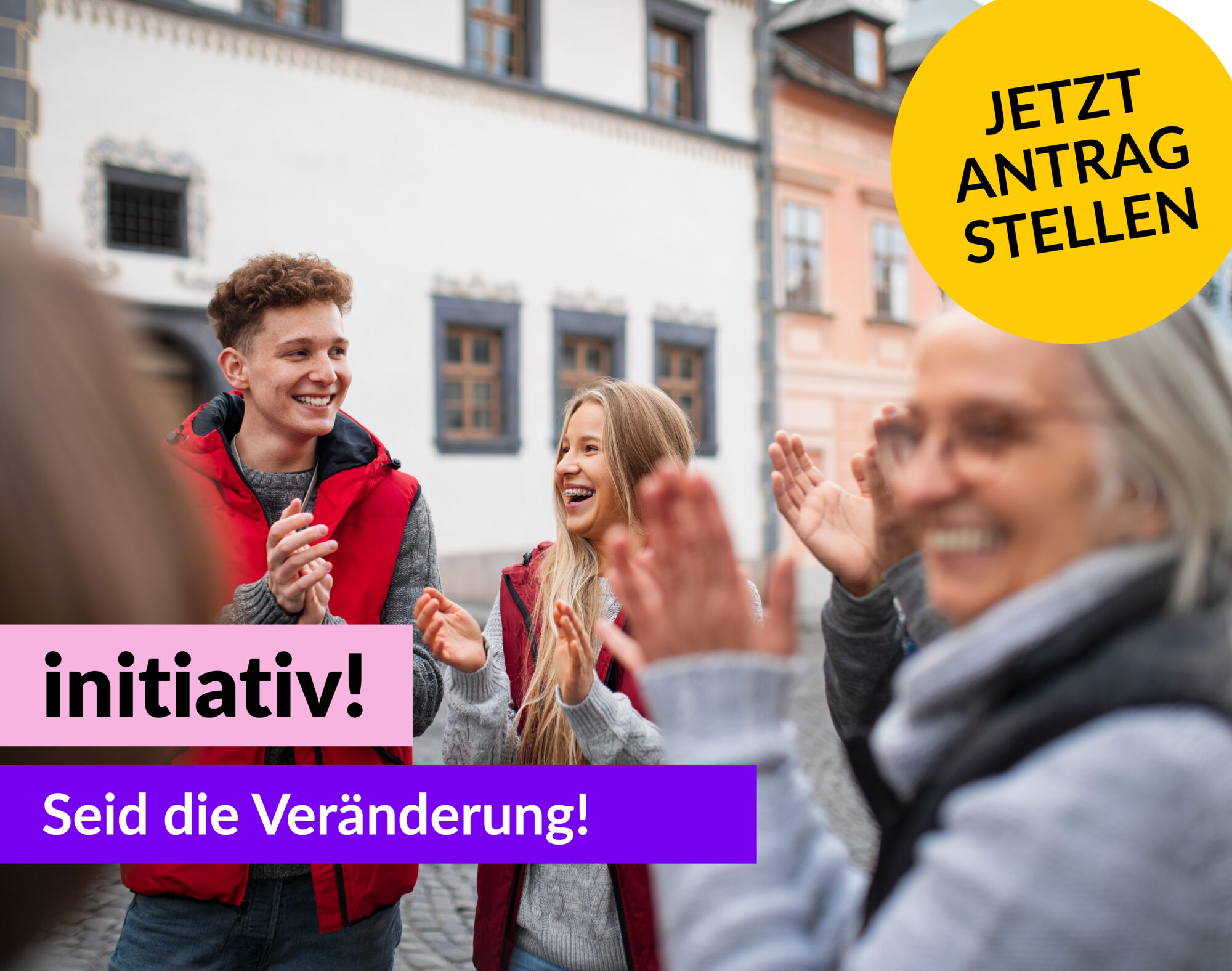 Foto von unterschiedlichen Menschen, die im Kreis stehen und in die Hände klatschen. Gelber runder Störer mit dem Text: Jetzt Antrag stellen. Text: initiativ! Seid die Veränderung! d-s-e-e.de