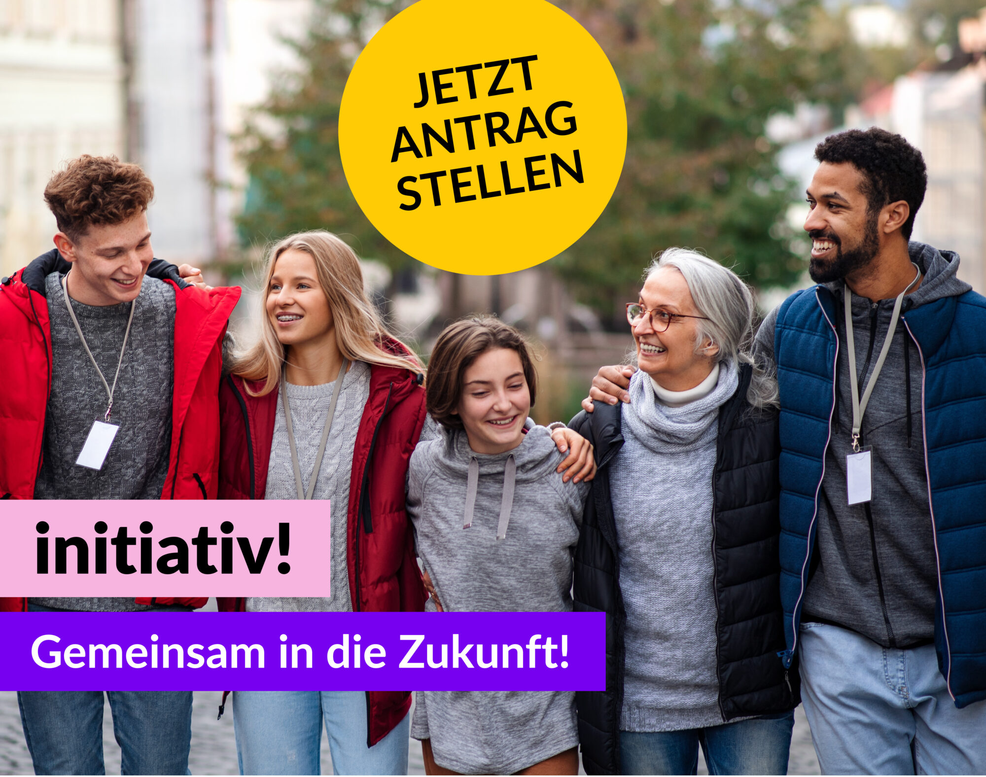Foto von unterschiedlichen Menschen, die sich umarmen und gemeinsam gehen. Gelber runder Störer mit dem Text: Jetzt Antrag stellen. Text: initiativ! Gemeinsam in die Zukunft! d-s-e-e.de
