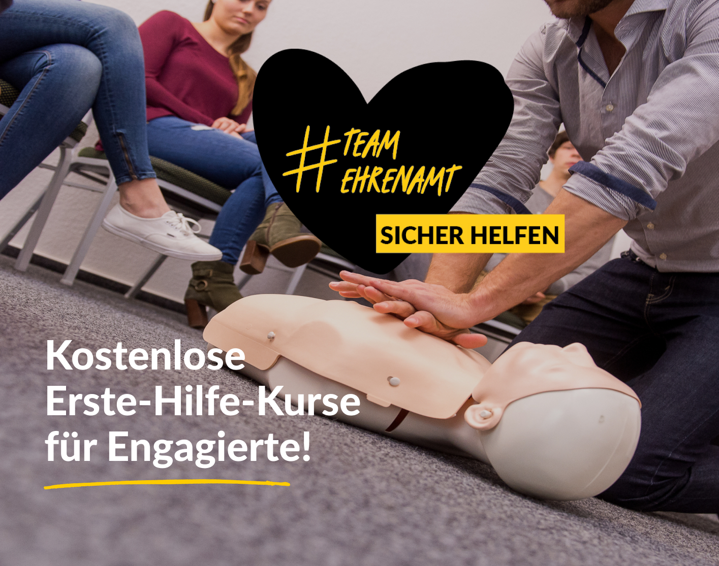 Foto von Menschen, die an einer Erste-Hilfe-Puppe die Herzmassage üben. Ein Schwarzes gezeichnetes Herz mit dem Text #TeamEhrenamt. Sicher helfen. Kostenlose Erste-Hilfe-Kurse für Engagierte!