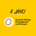 Text: 4 Jahre Deutsche Stiftung für Engagement und Ehrenamt.