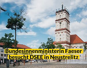 Ein Bild der Stadt Neustrelitz ist zu sehen. Text: "Bundesministerin Faeser besucht DSEE in Neustrelitzt"