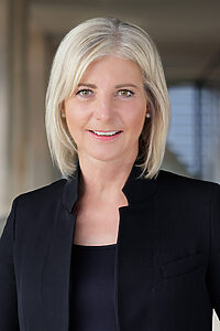Portait MdL Ulrike Scharf, Bayerische Staatsministerin für Familie, Arbeit und Soziales, stellvertretende Ministerpräsidentin, Vorstandsvorsitzende der Zukunftsstiftung Ehrenamt Bayern