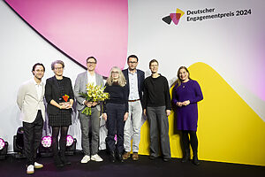 Deutscher Engagementpreis 2024 Personen der Dorfbewegung Brandenburg auf einer Bühne mit Katarina Peranic