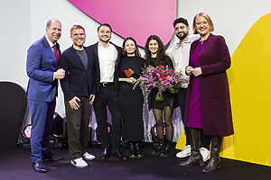 Deutscher Engagementpreis 2024 Personen der Organisation InteGreater auf der Bühne mit Lisa Paus und Jan Holze