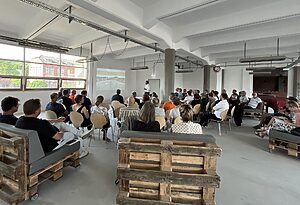 Menschen bei einer Mitgliederversammlung