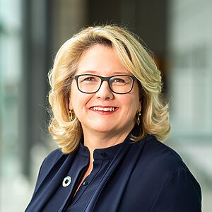 Porträt der Bundesministerin Svenja Schulz. Eine blonde Frau mit Brille, die freundlich lächelt.