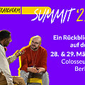 Keyvisual Text und Bild: "transform D Summit 2025" "Ein Rückblick auf den 28. und 29, Mai Colosseum Berlin", Zwei Menschen sitzen zugewandt und sprechen, gestikulieren miteinander