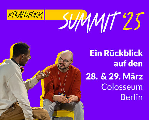 Keyvisual Text und Bild: "transform D Summit 2025" "Ein Rückblick auf den 28. und 29, Mai Colosseum Berlin", Zwei Menschen sitzen zugewandt und sprechen, gestikulieren miteinander