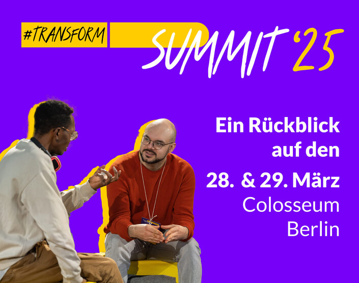 Keyvisual Text und Bild: "transform D Summit 2025" "Ein Rückblick auf den 28. und 29, Mai Colosseum Berlin", Zwei Menschen sitzen zugewandt und sprechen, gestikulieren miteinander