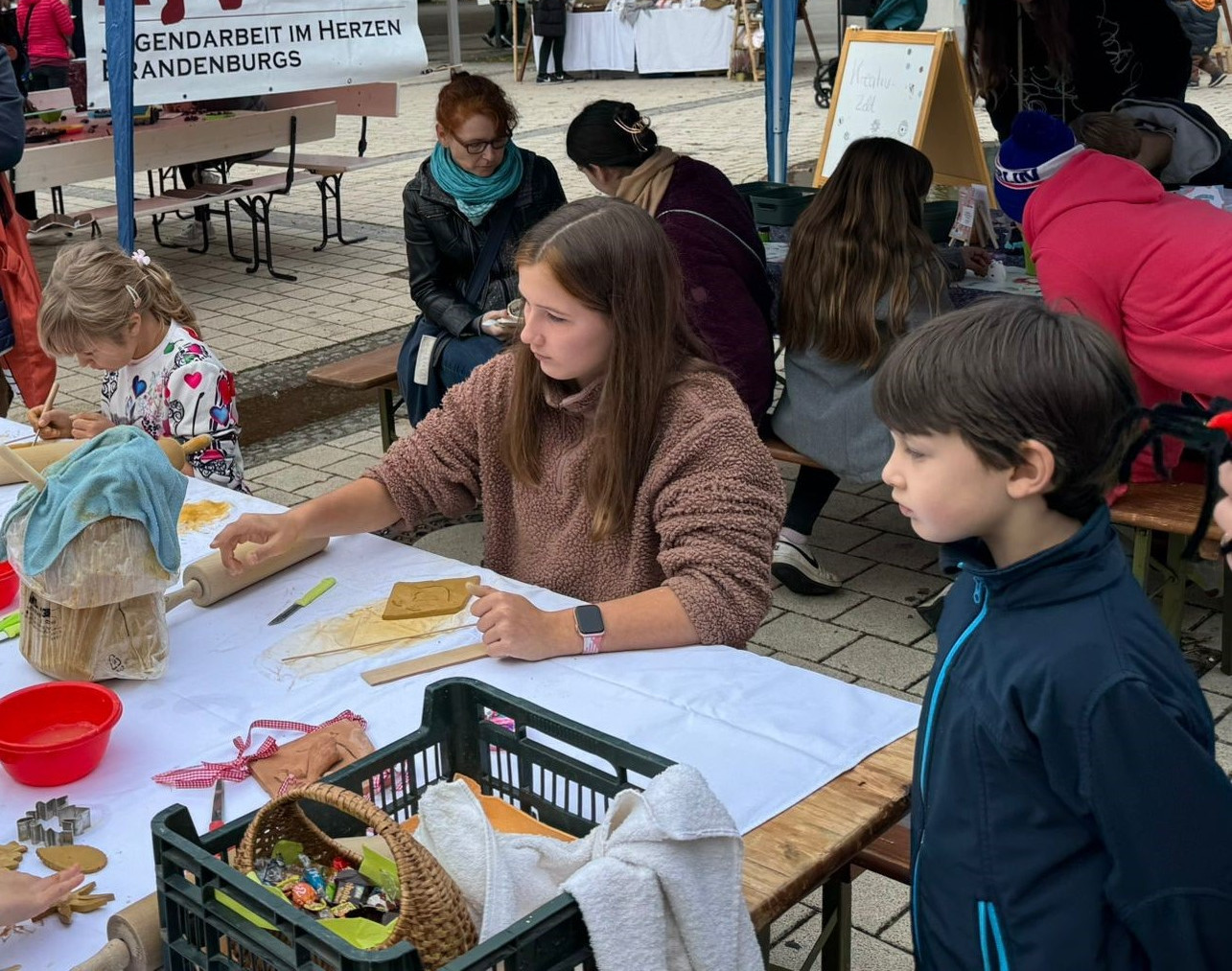 Kinder und Jugendliche basteln bei einem Dorffest