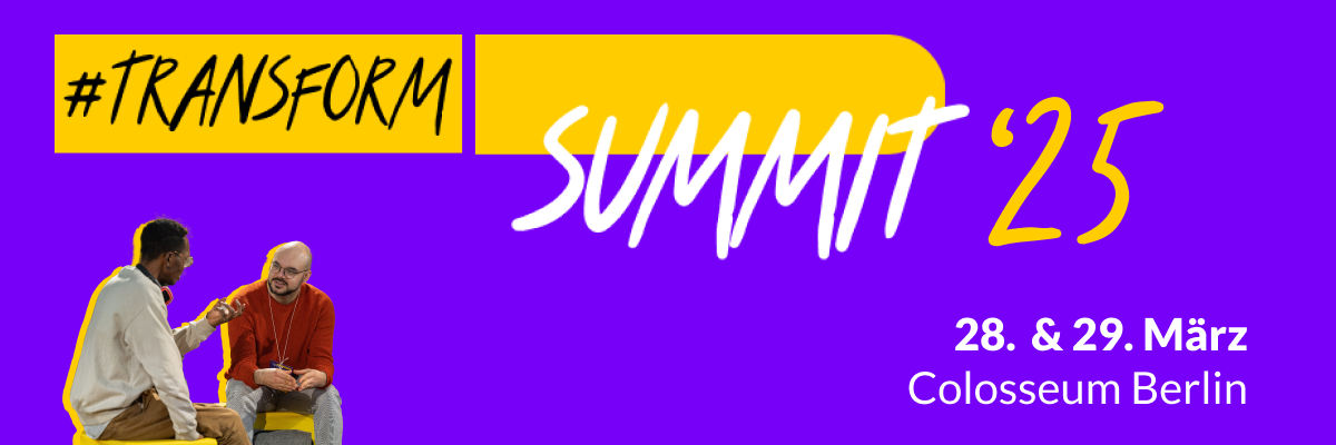 Ankündigung des Transform D Summit 2025 vom 28. März bis 29. März im Colosseum in Berlin. Auf dem Bild sieht man zwei Männer mittleren Alters in legerer Kleidung. Sie sitzen einander zugewandt. Einer der beiden spricht und macht eine erklärende Geste mit der Hand. Der Andere hört mit interessiertem Gesichtsausdruck zu.