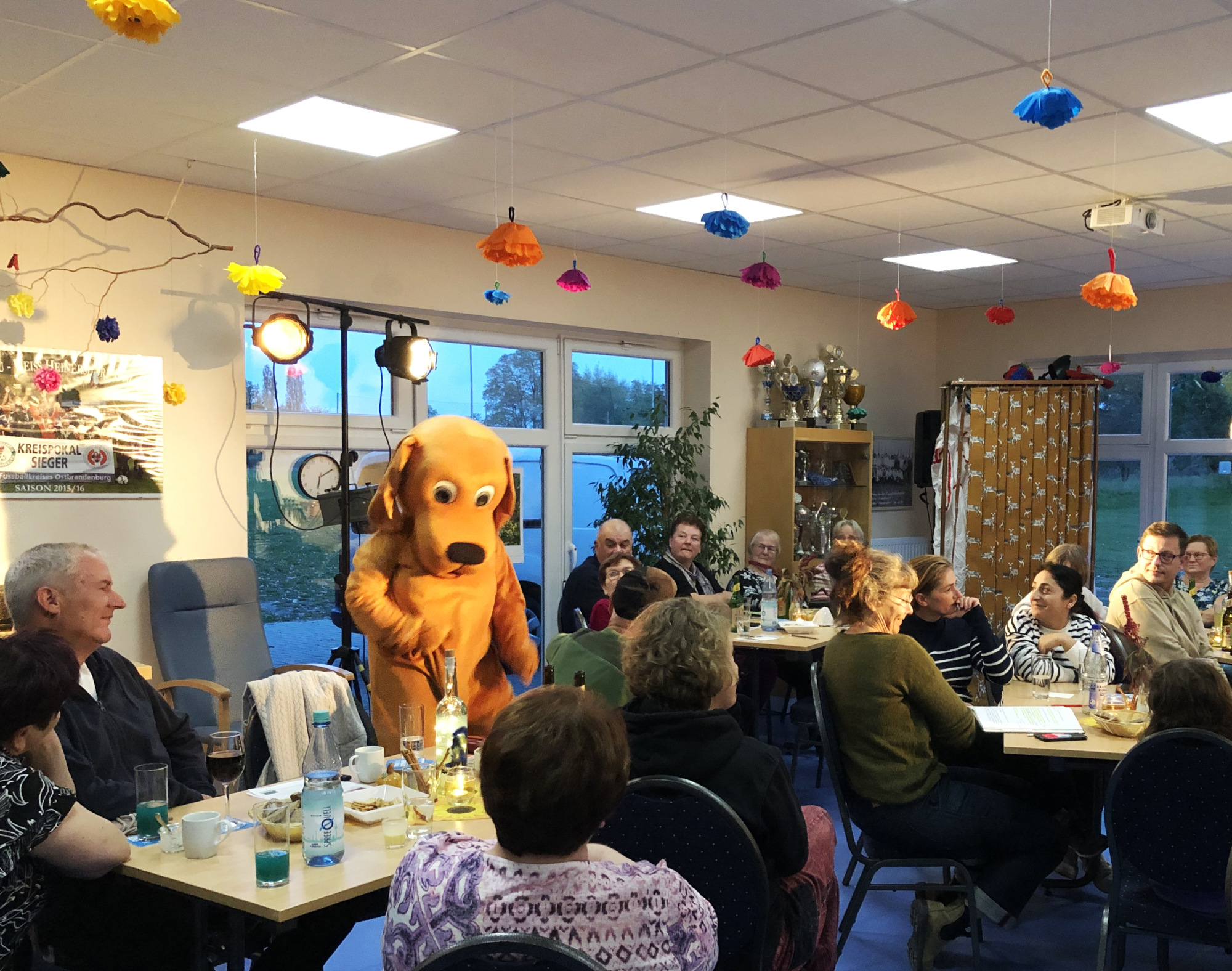 Ein großes Hundemaskottchen unterhält die Gäste beim Treffen des Netzwerks "Heinersdorf verbindet"