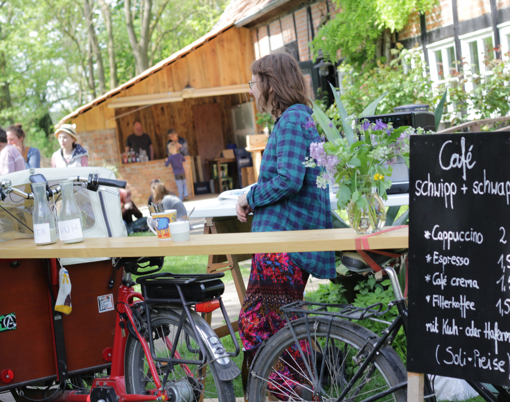 Blick auf ein mobiles Café beim ELA-Netzwerk Zusammen-wachsen Reinstorf/ Ostheide