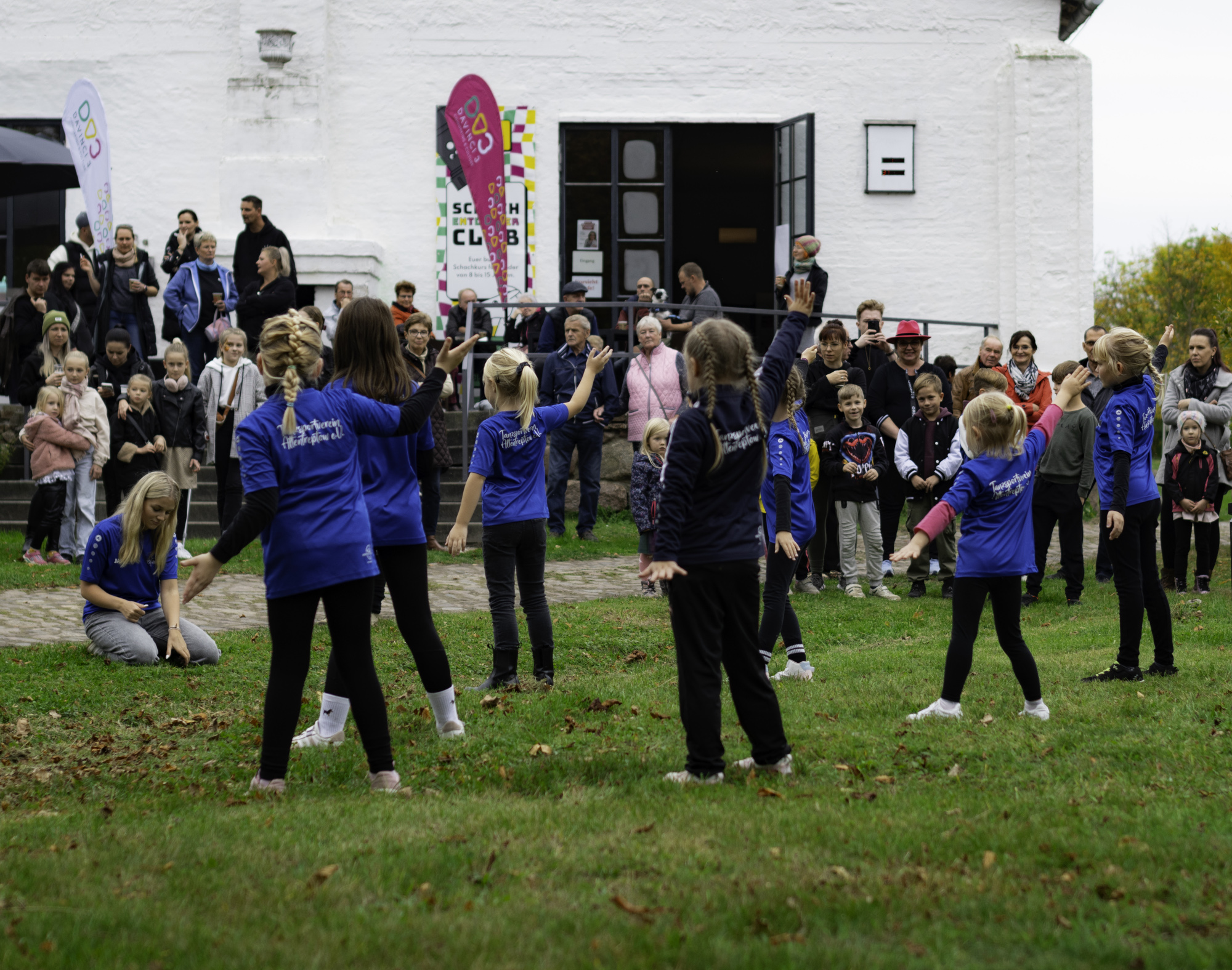 Beim Treffen des Netzwerks "Miteinander! Möllner Vereinsnetzwerk" führen Kinder eine Darbietung auf.