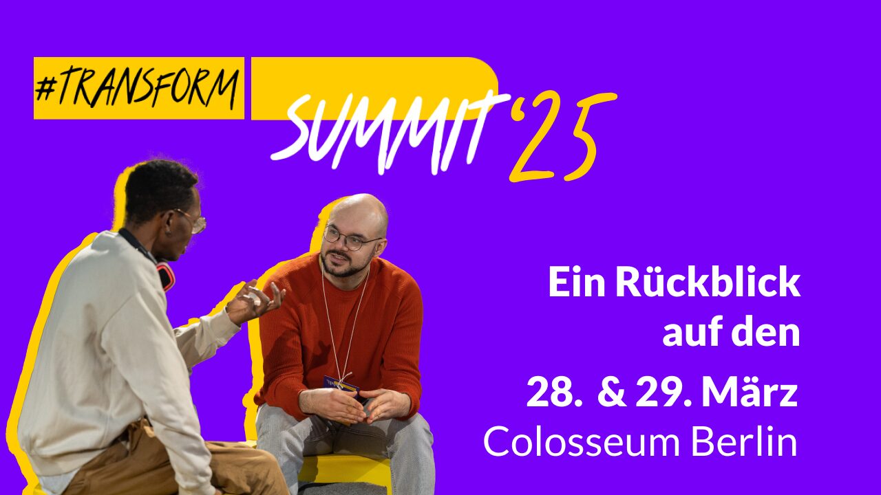 Sliderbild mit Text und Bild: "transform D Summit 2025" "Ein Rückblick auf den 28. und 29, Mai Colosseum Berlin", Zwei Menschen sitzen zugewandt und sprechen, gestikulieren miteinander